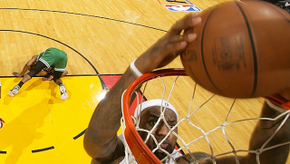 Illustration for article titled LeBron James Made Rajon Rondo Do A Somersault